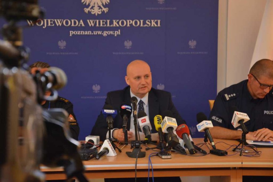 Wojewoda wielkopolski podczas konferencji prasowej