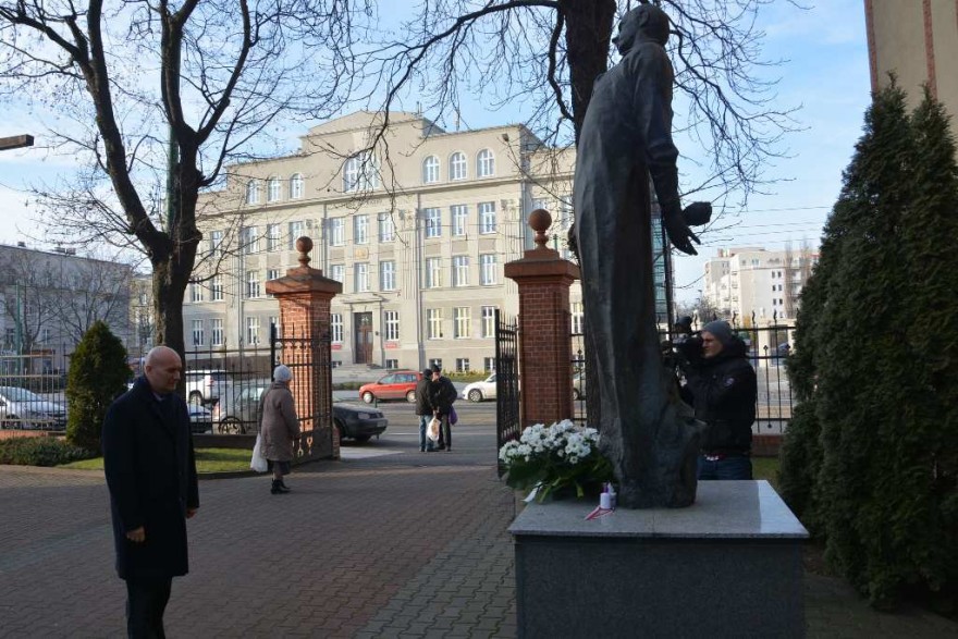 Wojewoda składa kwiaty pod pomnikiem bł. ks. Popiełuszki.