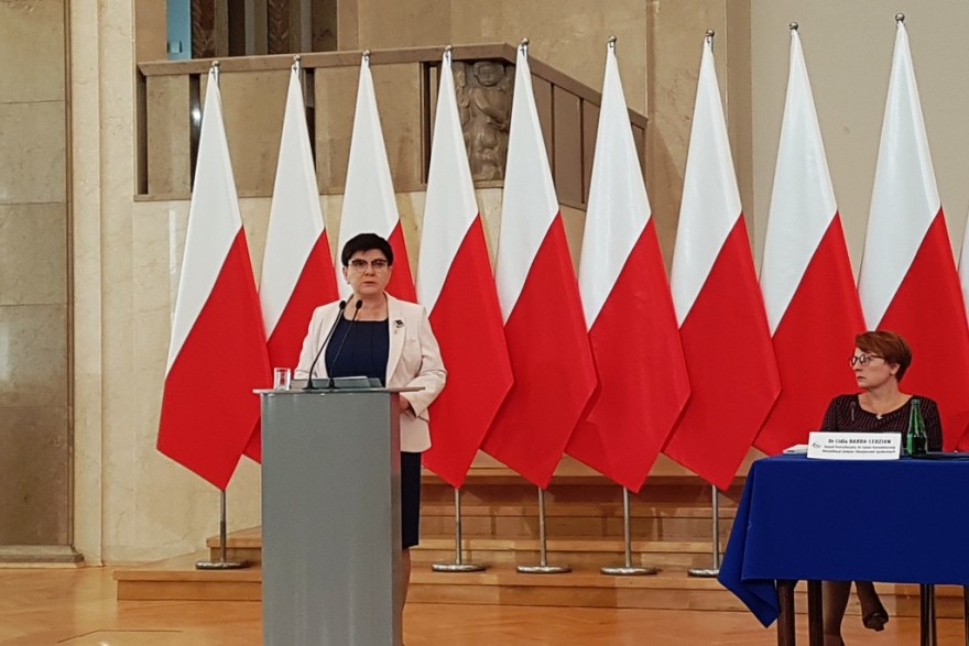 Wystąpienie wicepremier Beaty Szydło. W tle biało-czerwone flagi. 