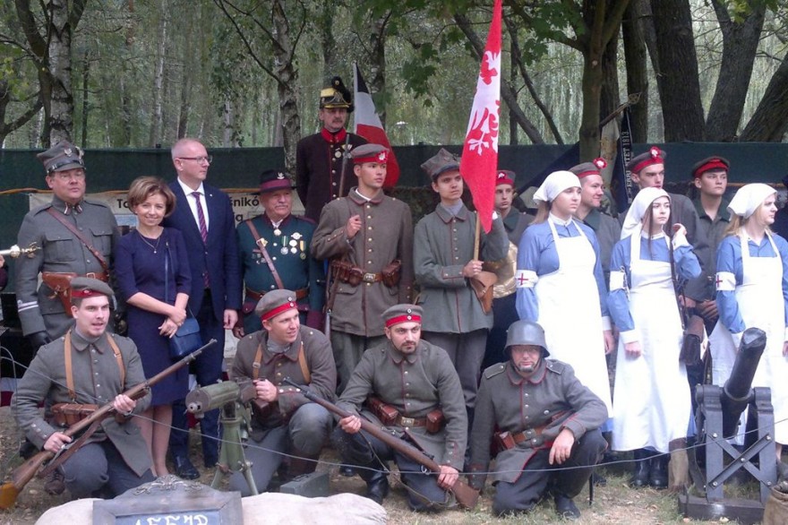 Wicewojewoda pozuje do zdjęcia z grupą rekonstruktorów.