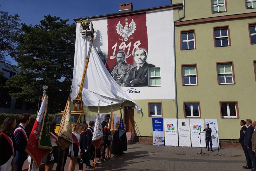 Mural w trakcie odsłaniania.