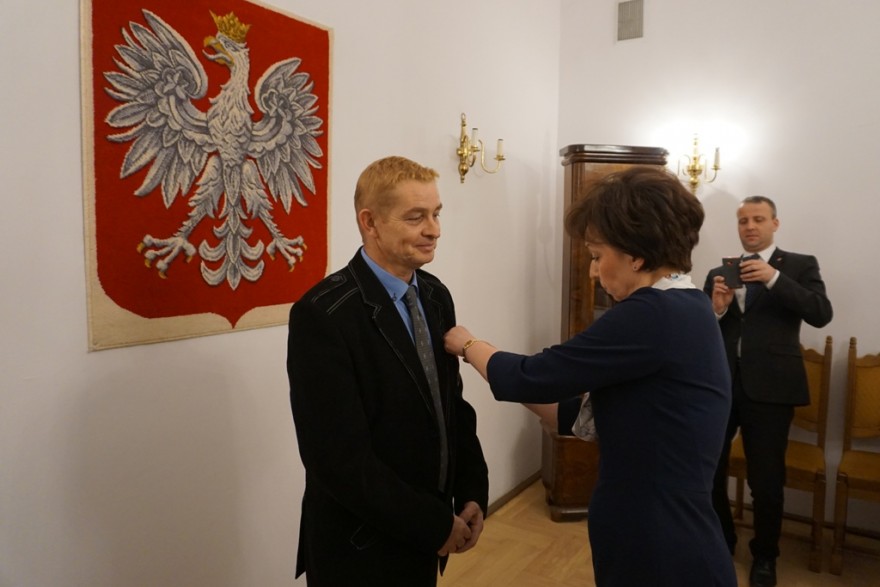Wicewojewoda wręcza medal „Zasłużony Kulturze Gloria Artis”. 