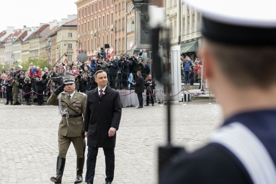 Prezydent Andrzej Duda w trakcie ceremoniału wojskowego.
