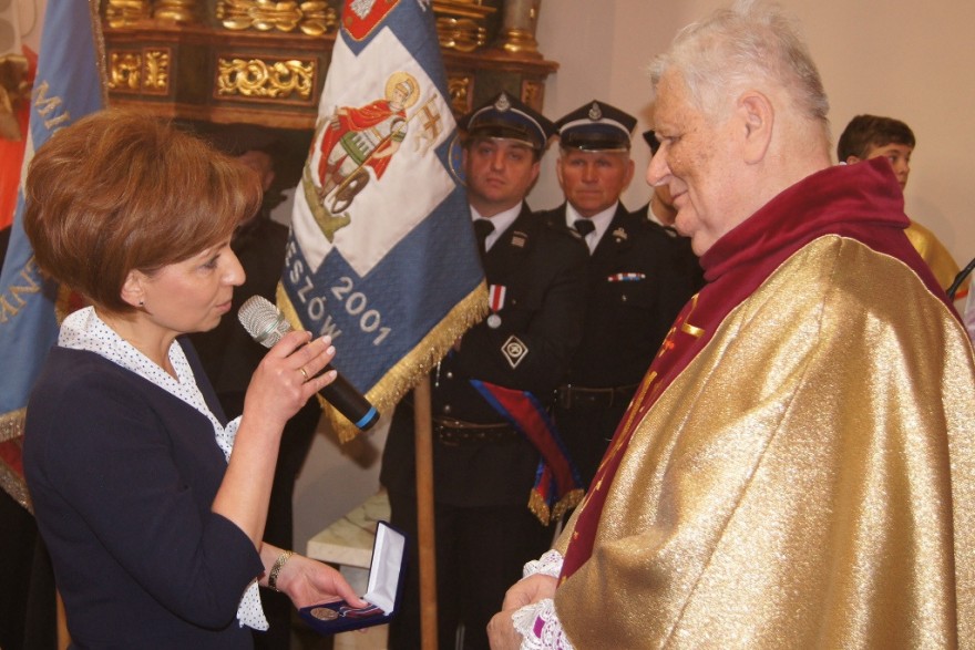 Wicewojewoda wręcza medal „Pro Patria”. 