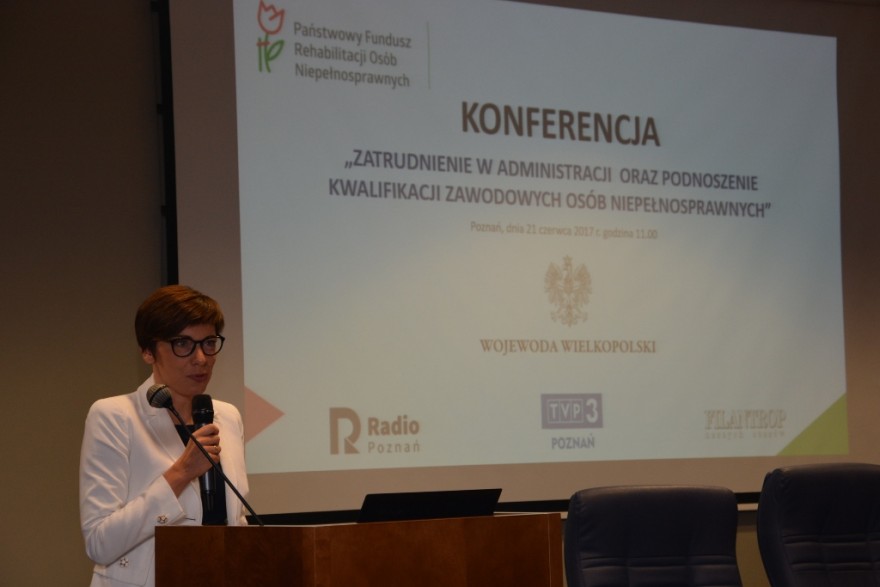 Konferencję otwiera dyrektor oddziału wielkopolskiego PFRON Anna Skupień.