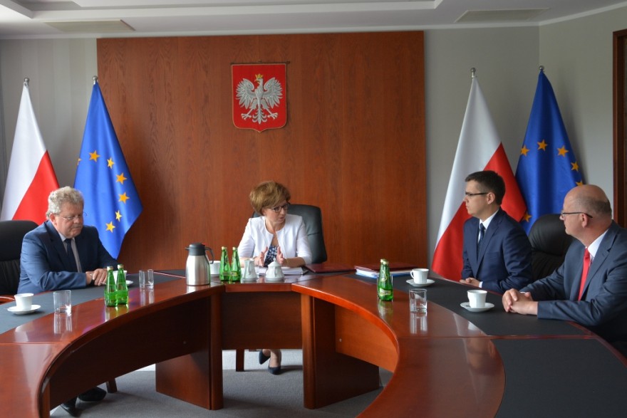 Wicewojewoda wita obecnych na spotkaniu samorządowców.