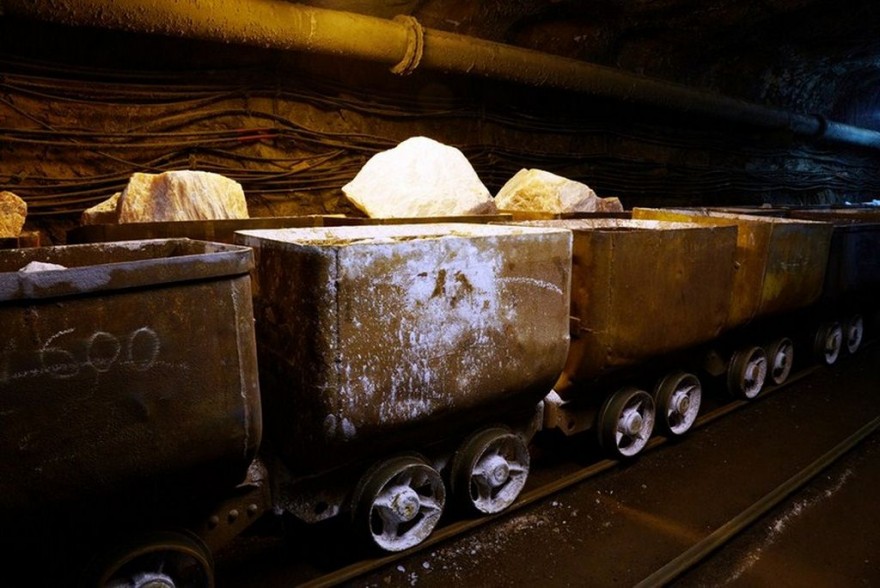 Wagony w kopalni soli w Kłodawie.