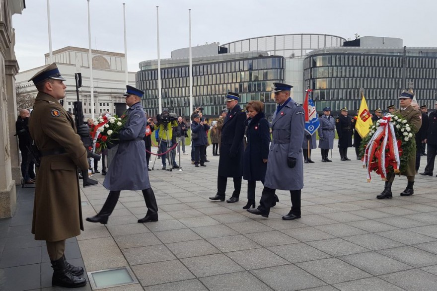 Wicewojewoda Marlena Maląg składa kwiaty na Grobie Nieznanego Żołnierza.