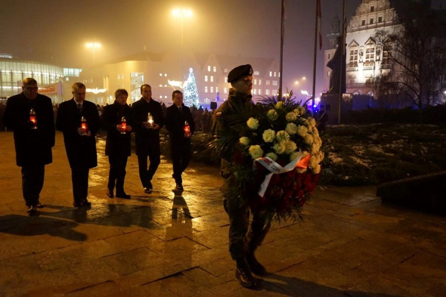 wojewoda przed złożeniem wiązanki pod pomnikiem 