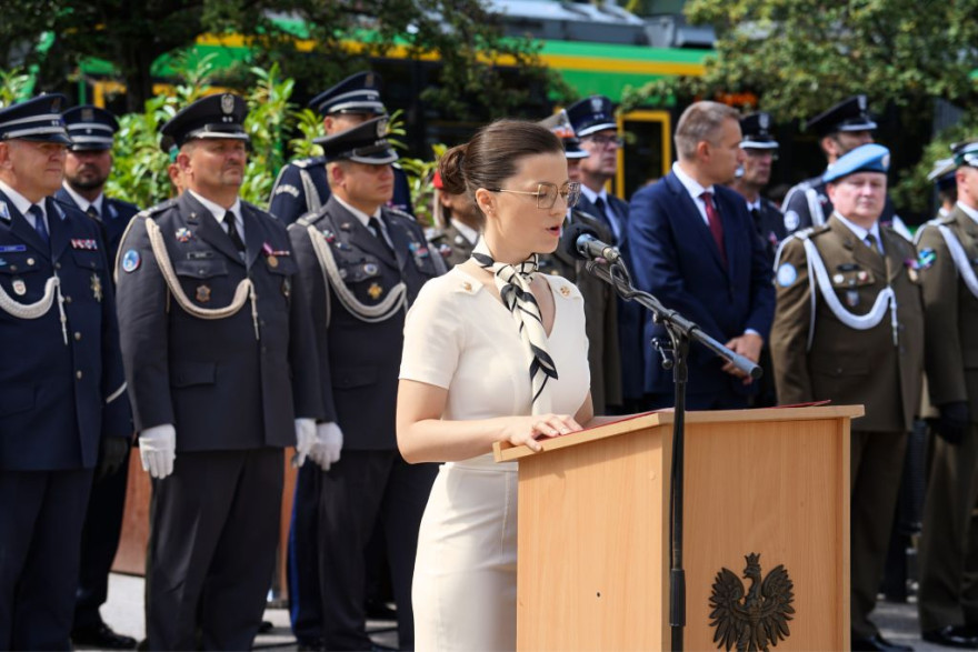wojewoda przemawia podczas uroczystości