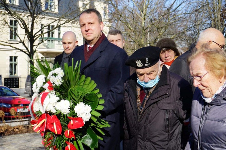 wojewoda przed złożeniem wiązanki pod pomnikiem