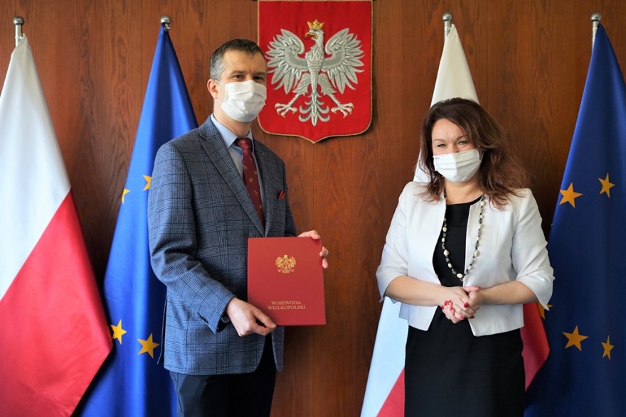 Wicewojewoda Aneta Niestrawska wręcza akt powołania na stanowisko konsultanta wojewódzkiego w dziedzinie angiologii