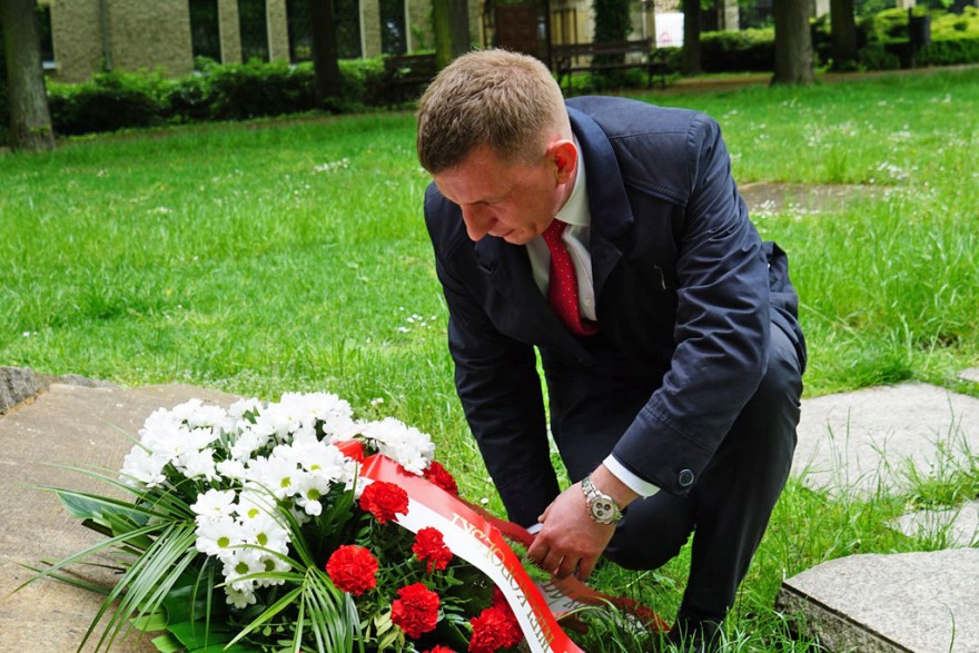 Wicewojewoda Maciej Bieniek składa kwiaty pod Pomnikiem Ofiar Katynia i Sybiru