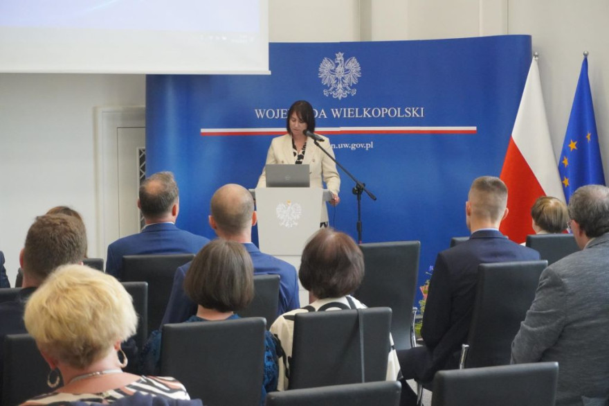 wicewojewoda przemawia podczas wręczenia nagród dla archiwistów
