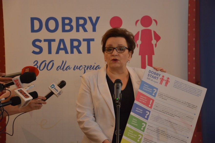 Minister Anna Zalewska przedstawia projekt ulotki.