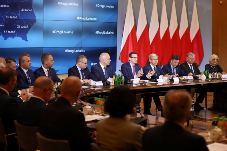 Premier z ministrami i wojewodami na sali.