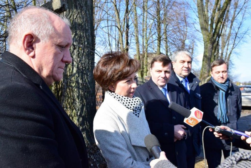 Wicewojewoda Marlena Maląg udziela wypowiedzi mediom.