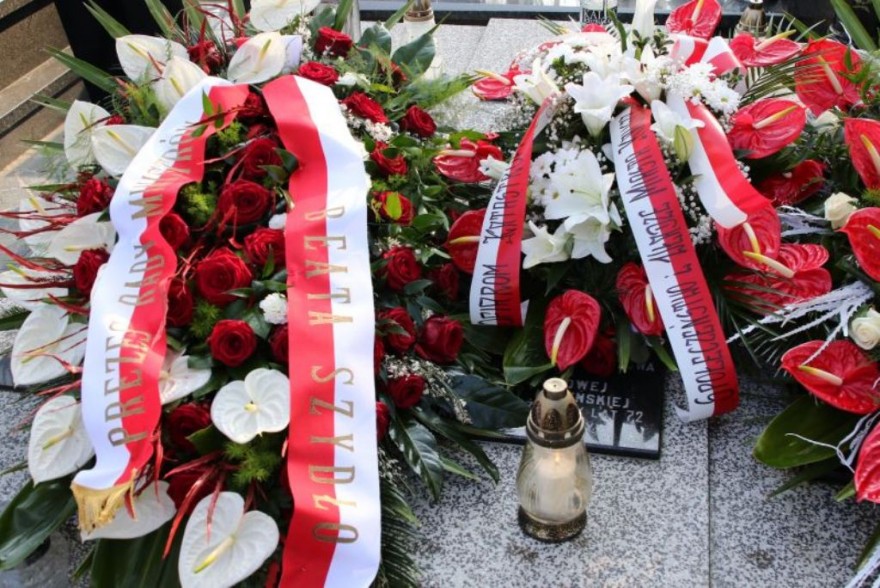 Biało-czerwone kwiaty na grobie Gabrieli Zych.