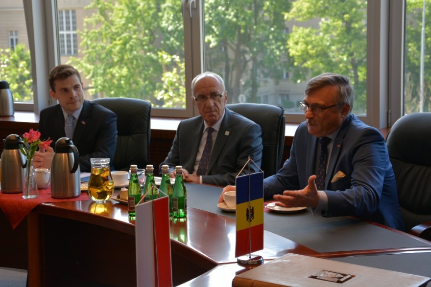 Ambasador Mołdawii wraz z konsulem i pracownikiem ambasady słuchają wojewody.