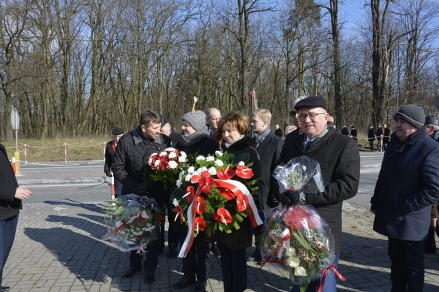 Wicewojewoda z wiązanką kwiatów