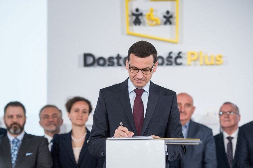 Premier podpisuje porozumienie.