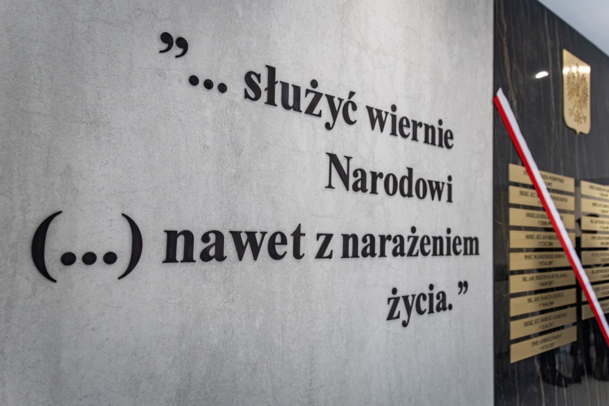 Cytat przysięgi pilicjantów na tablicy pamiątkowej