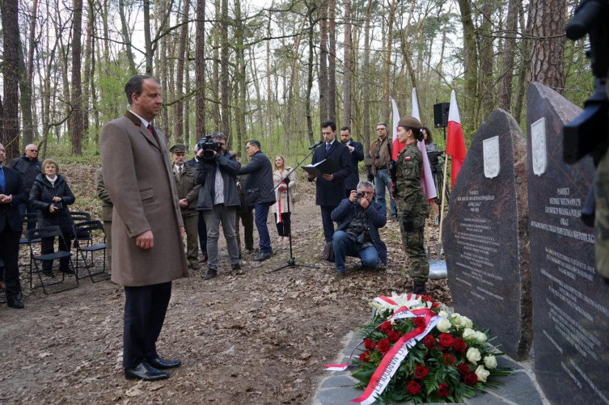 Uroczystość odsłonięcie pomnika poświęconego ofiarom komunistycznej zbrodni sądowej z lat 1945-1946 