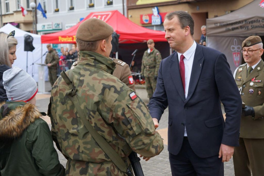 Wojewoda gratuluje nowym zaprzysiężonym żołnierzom