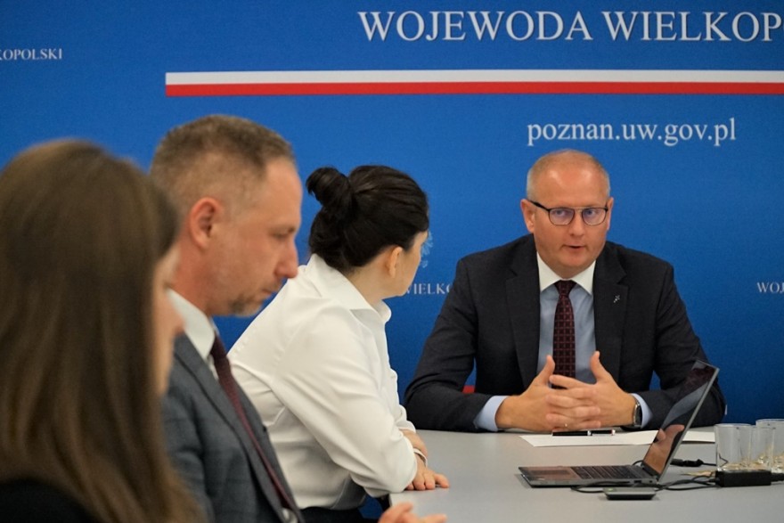 Zbliżenie na wojewodę, który przewodniczy spotkaniu