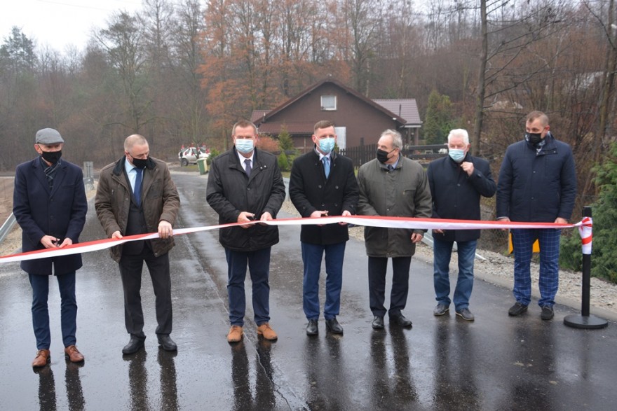 Wicewojewoda Maciej Bieniek oraz parlamentarzyści i samorządowcy symbolicznie otwierają drogę w gminie Czarnków       