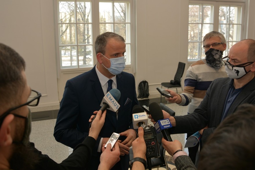 Wojewoda Michał Zieliński rozmawia z dziennikarzami
