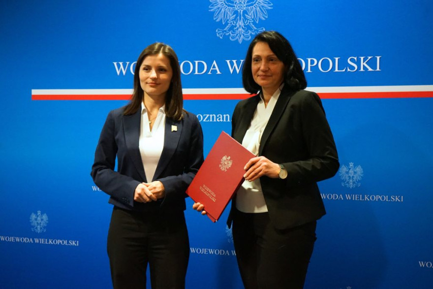 wojewoda przekazuje podpisane umowy