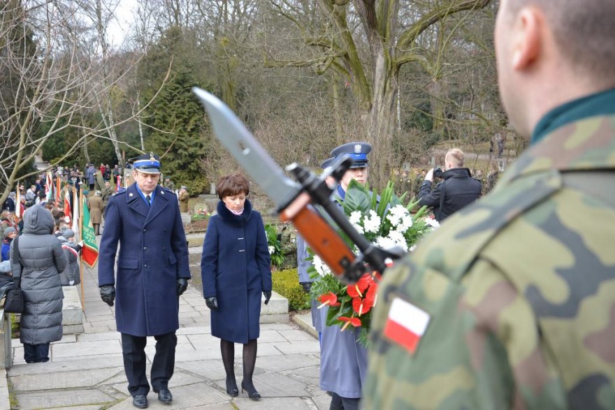 Wicewojewoda w drodze do złożenia kwiatów.