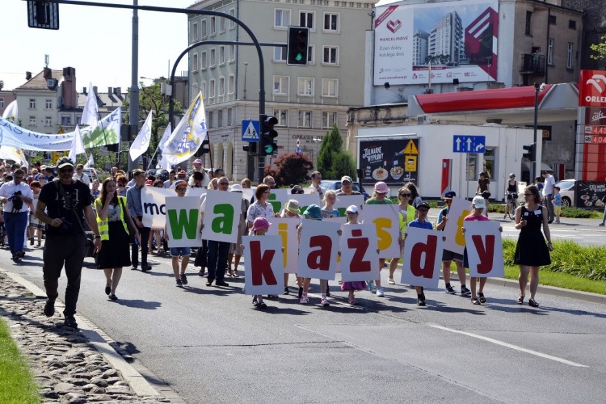 Uczestnicy marszu. Z przodu napis "Każdy jest ważny".