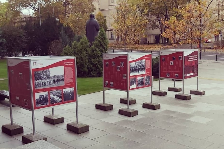 Widok na fragment wystawy przed budynkiem urzędu