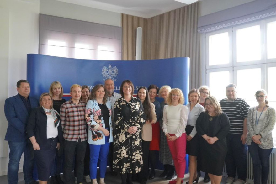 Wwspólne zdjęcie wicewojewody z przedstawicielami przedsiębiorstw społecznych