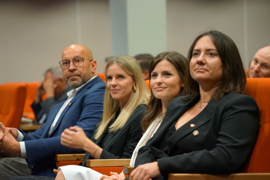 Spotkanie z sekretarz stanu w Ministerstwie Rodziny, Pracy i Polityki Społecznej Aleksandrą Gajewską. W wydarzeniu uczestniczyli również wojewoda wielkopolska Agata Sobczyk, I wicewojewoda Karolina Fabiś-Szulc oraz poseł na Sejm RP Jakub Rutnicki.