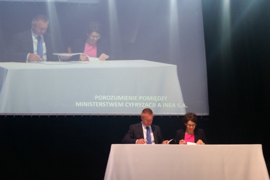Minister Anna Streżyńska i prezes spółki INEA Janusz Kosiński podpisują porozumienie.
