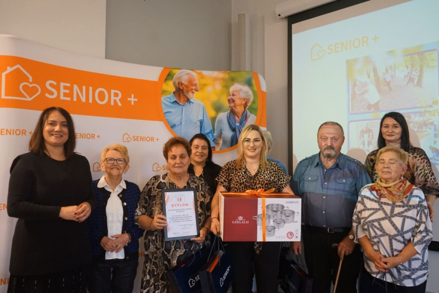 wspólne zdjęcie wojewody z laureatami konkursu