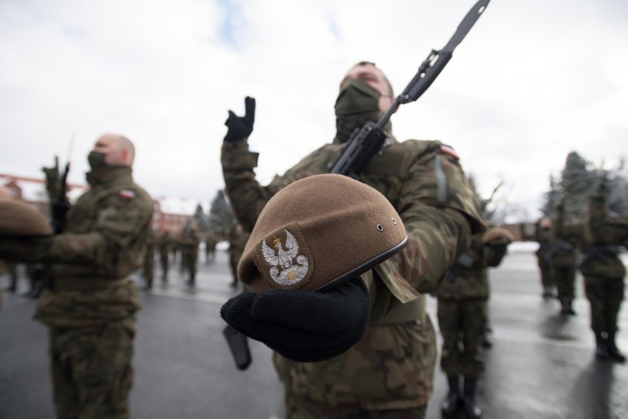 Żołnierze wypowiadają słowa roty przysięgi wojskowej