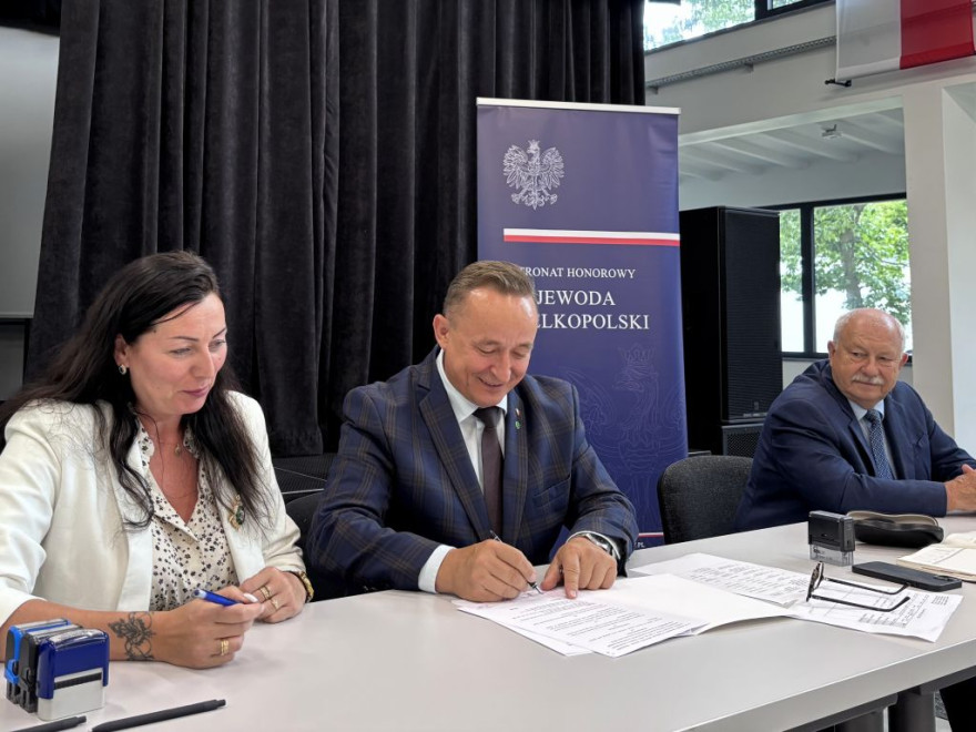 Jarosław Maciejewski – wicewojewoda wielkopolski podpisał 78 umów ze spółkami wodnymi oraz związkami spółek wodnych: 35 korespondencyjnie, a 43 w czterech miejscach naszego województwa – w Słupcy, Ostrzeszowie, Trzciance i Nowym Tomyślu. 