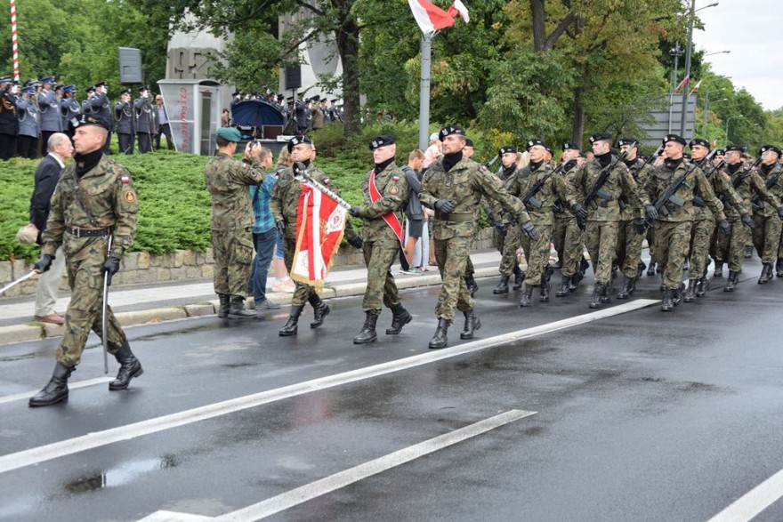 Pododdziały maszerują ulicą Poznania.