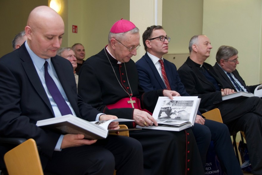Wojewoda oraz arcybiskup poznański przeglądają album o Antonim Baraniaku.