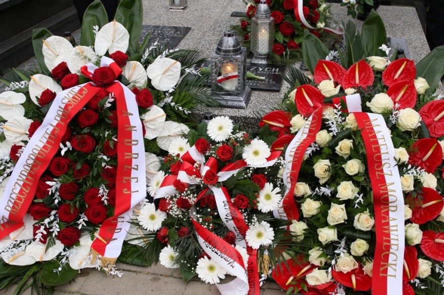 Kwiaty na grobie Gabrieli Zych.