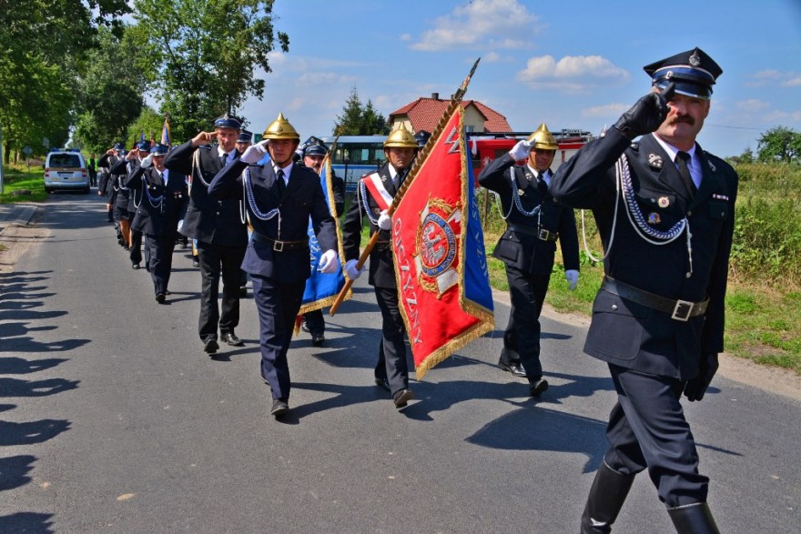 Strażacy maszerują podczas defilady. 