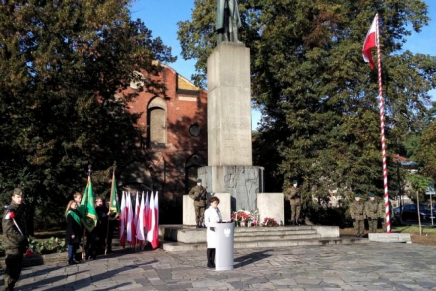 wicewojewoda stoi przed pomnikiem i przemawia 