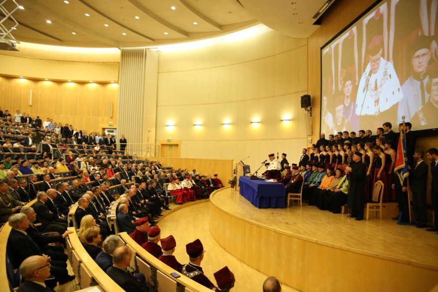 Widok auli ze studentami i kadrą naukową. 