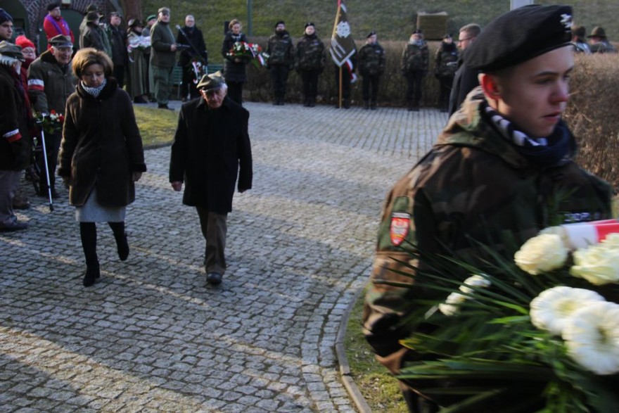 Wicewojewoda składa wiązankę