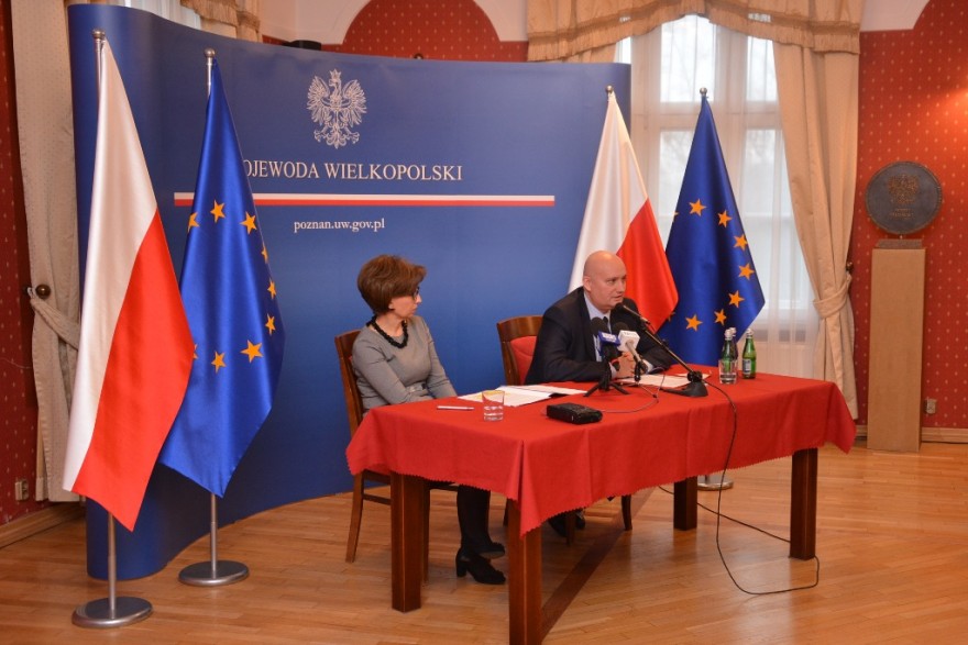 Wojewoda razem z wicewojewodą na konferencji prasowej. 