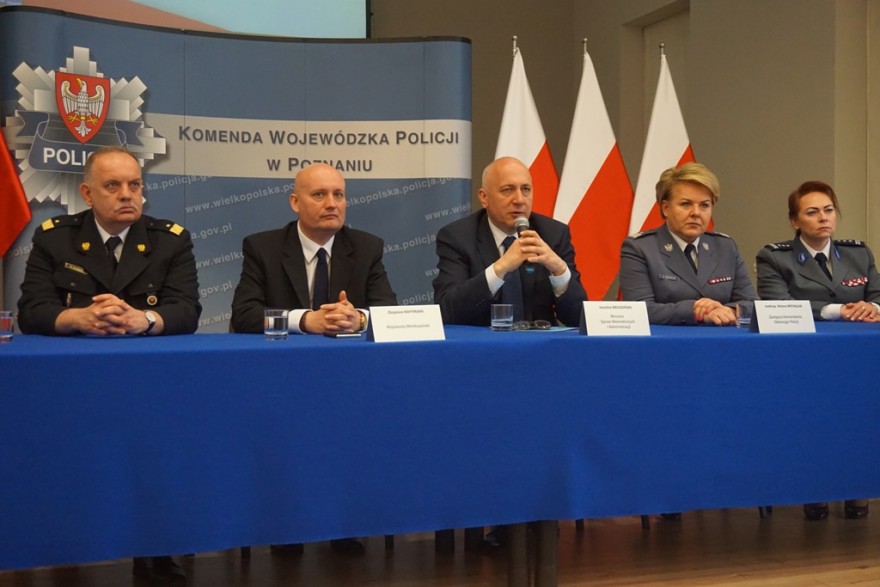 Minister MSWIA i wojewoda wraz z komendantami siedzą za stołem prezydialnym.